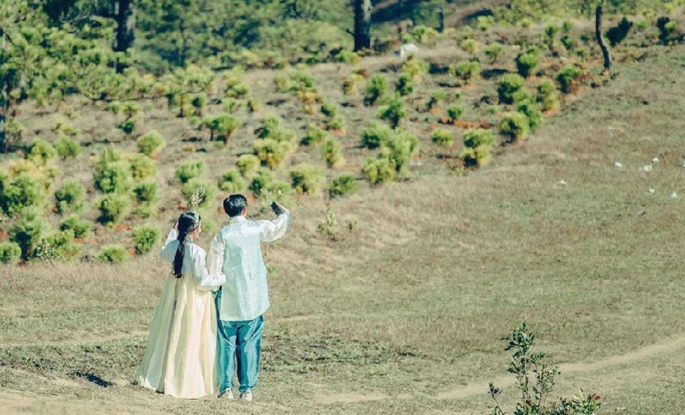 “Trong tất cả những món quà Joyce tặng mình thì hộp quà nhiều lớp do cô ấy tự tay làm là món quà mang lại cho mình nhiều cảm xúc nhất. Mỗi lần mở ra lại có từng lớp, mỗi lớp mỗi khác nhau và đều chứa rất nhiều kỷ niệm của hai đứa”, Henry nói.