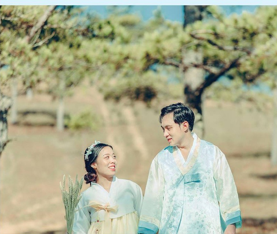 Henry nhớ lại thời điểm đầu khi yêu xa, lúc đó chưa phát triển Internet nên vẫn còn viết thư tay, tự làm quà tặng cho nhau. Cảm giác chờ đợi thư hồi âm thực sự khiến trái tim cả hai cứ run lên mỗi lần vì hồi hộp.