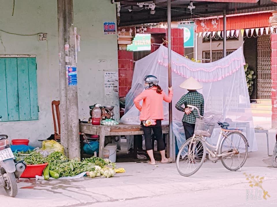 Mắc màn tuyn cho sạp thịt lợn khỏi ruồi, cô bán hàng có tâm nhất Hải Phòng - 3 Nguồn: Facebook