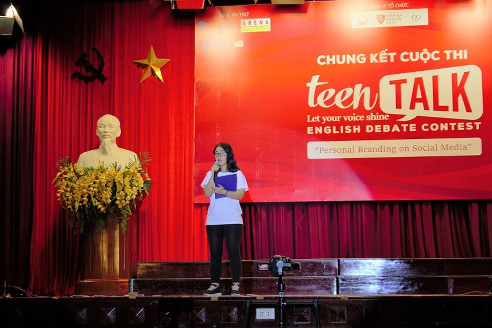 Bạn trẻ tranh biện: Đã đến lúc mạng xã hội không chỉ để giải trí - 5 Nguyễn Khánh Linh (THPT Chuyên Hạ Long) chia sẻ câu chuyện muốn dùng hình ảnh cá nhân để kêu gọi mọi người cùng mình giúp đỡ trẻ em Châu Phi và thế giới, giống như cách Linh đã từng được giúp đỡ. Với ước mơ trở thành cô giáo dạy cho những em nhỏ ở Châu Phi, Khánh Linh đã trở thành Á Quân Teen Talk 2018.