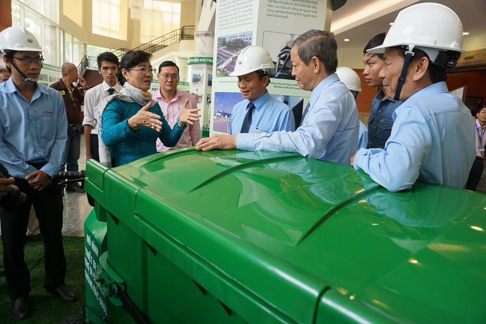 Chủ tịch HĐND TPHCM Nguyễn Thị Quyết Tâm tham quan mô hình thiết bị hỗ trợ di chuyển thùng rác tại kỳ họp bất thường của HĐND TPHCM về chuyên đề công tác bảo vệ môi trường diễn ra vào tháng 6/2017