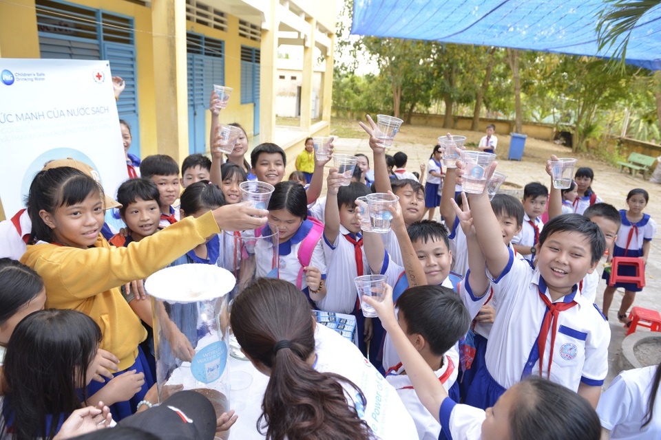 Học sinh Trường tiểu học B, thị trấn An Châu, An Giang cùng phát động chương trình Nước uống sạch cho trẻ em