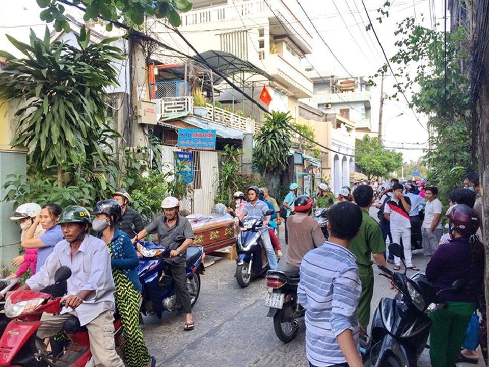 Xót xa chuyện em trai tự đào huyệt chôn xác chị trong nhà - 2 Nhiều người dân đến tận nơi để tìm hiểu vụ việc.