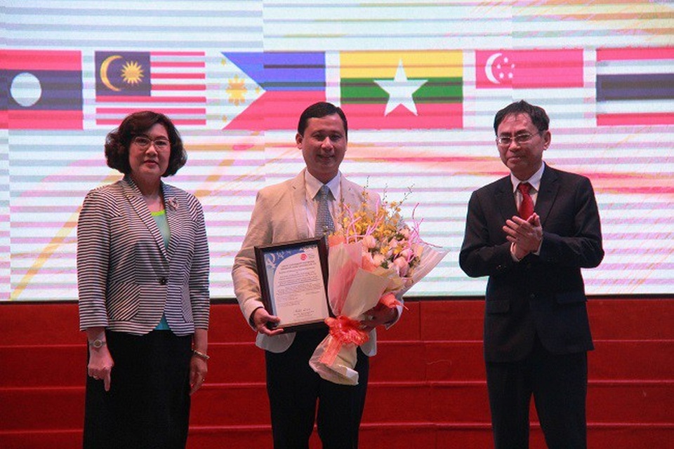
Bà Nantana Gajaseni, PGS.TS Nguyễn Hội Nghĩa trao chứng nhận đạt chuẩn AUN-QA cấp chương trình cho TS Dương Minh Đức - Phó trưởng khoa Khoa Hệ thống Thông tin.
