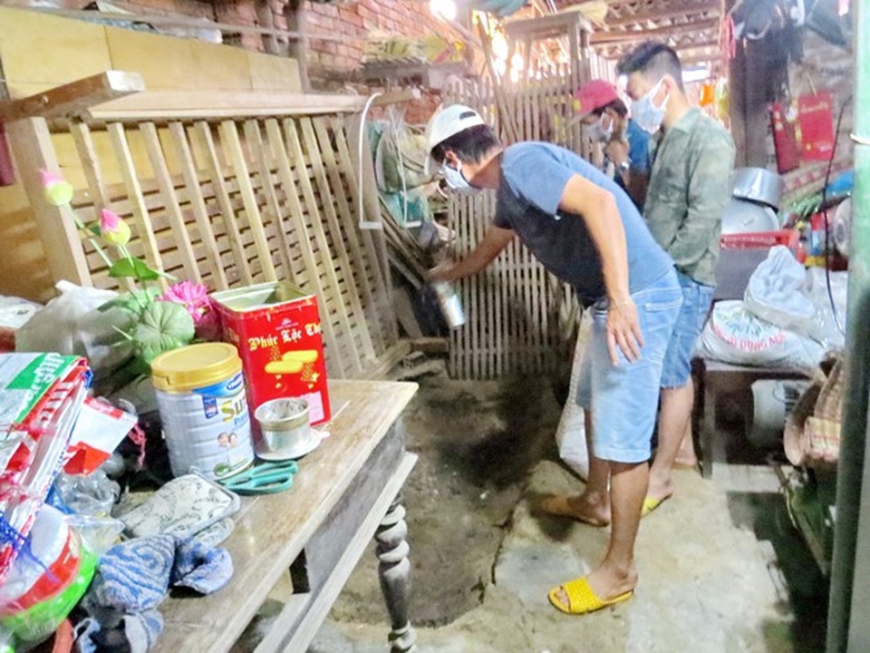 Xót xa chuyện em trai tự đào huyệt chôn xác chị trong nhà - 4 Người dân địa phương giúp san lấp, xử lý vệ sinh nơi người em trai chôn xác chị gái.