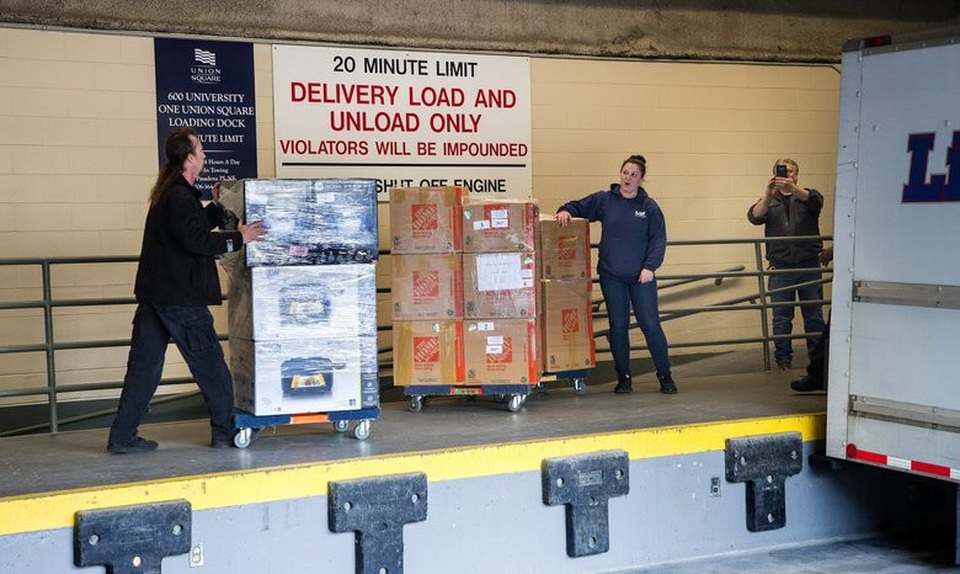 Ukraine "cấm cửa" 60 nhà ngoại giao Nga trong 5 năm - 1
Mọi người di chuyển đồ đạc ra khỏi Lãnh sự quán Nga ở Seattle (Mỹ) sau khi Mỹ thông báo đóng cửa cơ quan này (Ảnh: Seattle Times)