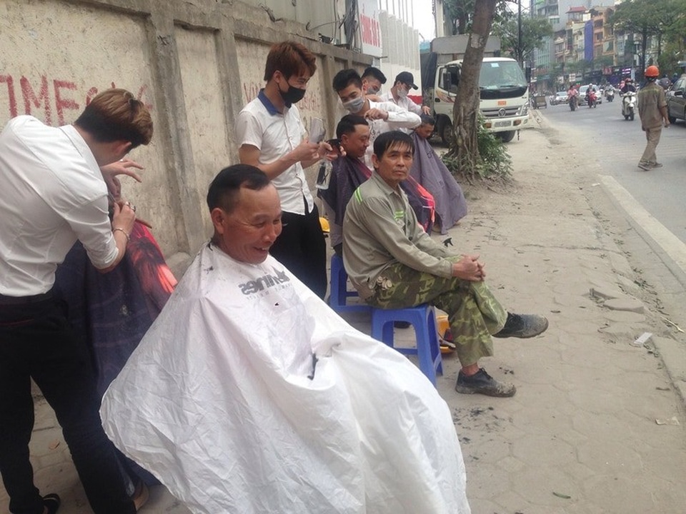 Tiệm cắt tóc 0 đồng của bạn trẻ giữa lòng Hà Nội - 3 Những nụ cười nhẹ bẫng sau một ngày làm việc mệt mỏi…