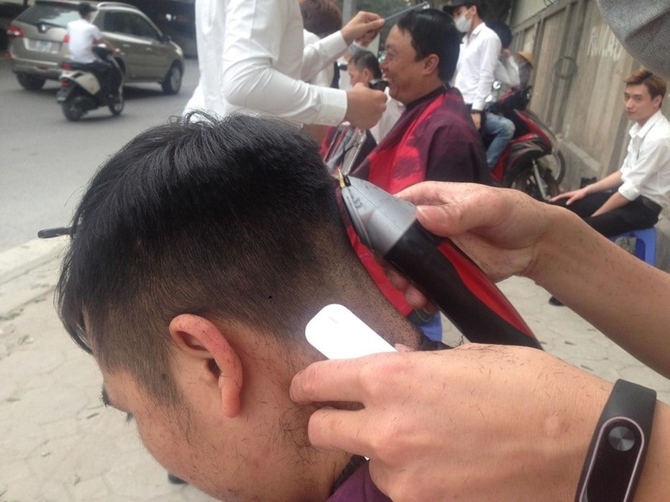 Tiệm cắt tóc 0 đồng của bạn trẻ giữa lòng Hà Nội - 2 Những đường cắt tỉ mỉ, cẩn thận