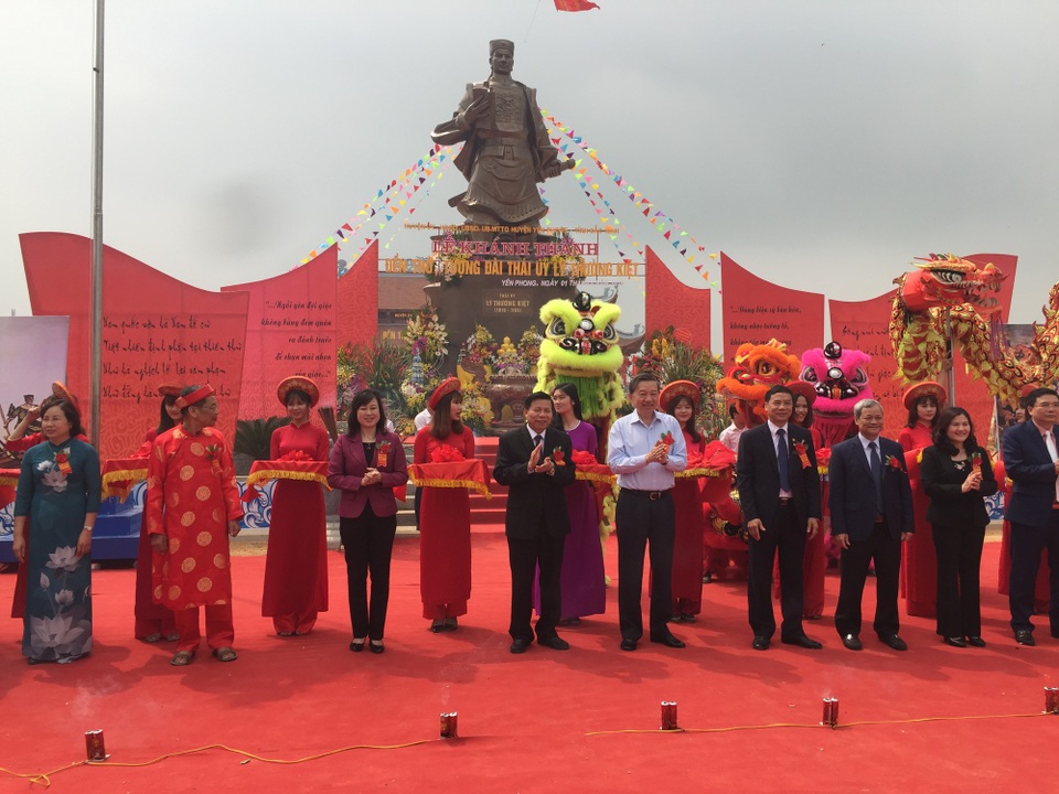 Đồng chí Tô Lâm - Uỷ viên Bộ Chính trị, Thượng tướng - Bộ trưởng Bộ Công an cùng các đồng chí lãnh đạo tỉnh cắt băng khánh thành Đền thờ và tượng đài Lý Thường Kiệt