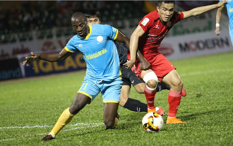 Đội bóng của HLV Miura có chiến thắng thứ hai liên tiếp tại V-League - 4 ... dù vậy, tiền đạo của Khánh Hoà lại xử lý khá vụng về