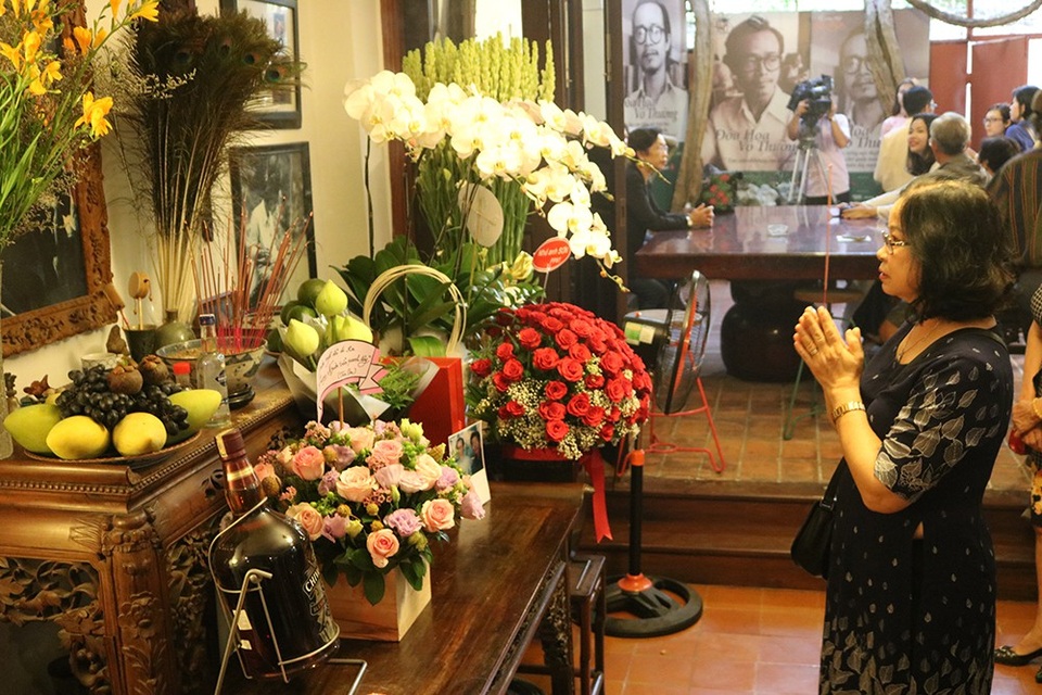 Khán giả về đây để thắp cho nhạc sĩ nén nhang, bày tỏ sự ngưỡng mộ đối với một tài năng âm nhạc lớn.