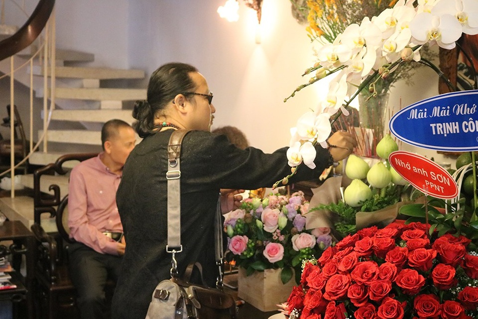 Nhạc sĩ saxophone Trần Mạnh Tuấn đến thắp nhang cho nhạc sĩ Trịnh Công Sơn tại nhà tưởng niệm.