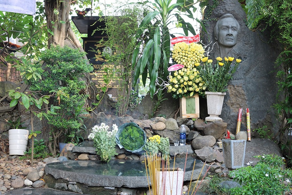 Theo chia sẻ từ gia đình nhạc sĩ, từ trước ngày giỗ, khán giả mộ điệu đã đến mộ nhạc sĩ để chuẩn bị cho ngày giỗ, cùng nhau hát cho ông nghe những sáng tác đã đi vào lòng bao thế hệ.