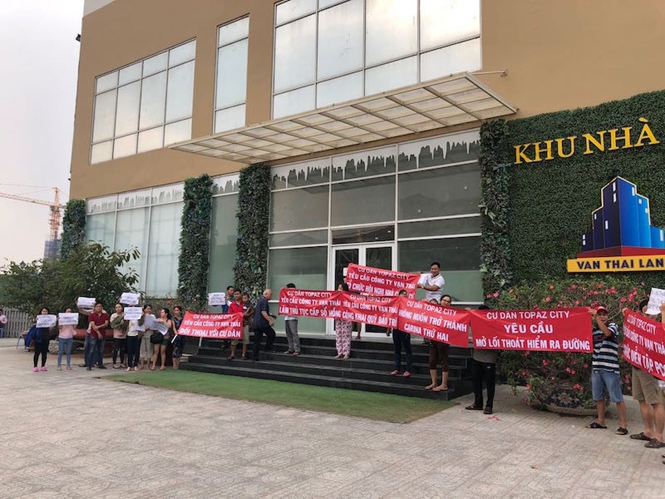 Cư dân Topaz City "cầu cứu", không muốn trở thành Carina thứ hai - 3 Nhiều cư dân căng băng rôn yêu cầu chủ đầu tư đối thoại