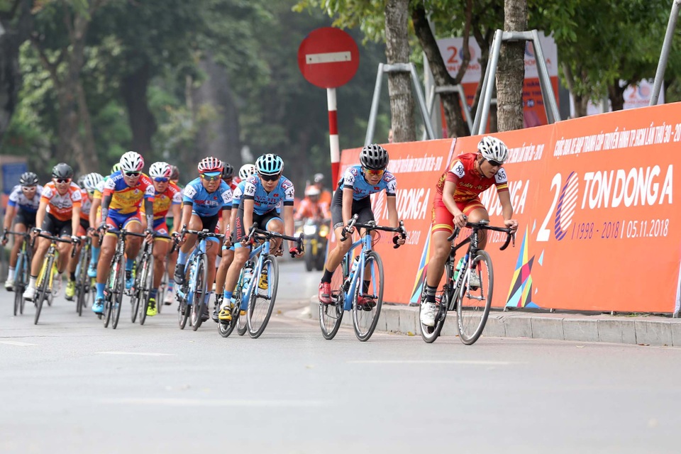 Huỳnh Thanh Tùng cùng đội Quân khu 7 thắng lớn ở chặng 4 giải xe đạp xuyên Việt 2018 - 1 Các tay đua tăng tốc ở chặng 4 sáng nay, vòng quanh hồ Hoàn Kiếm (Hà Nội)