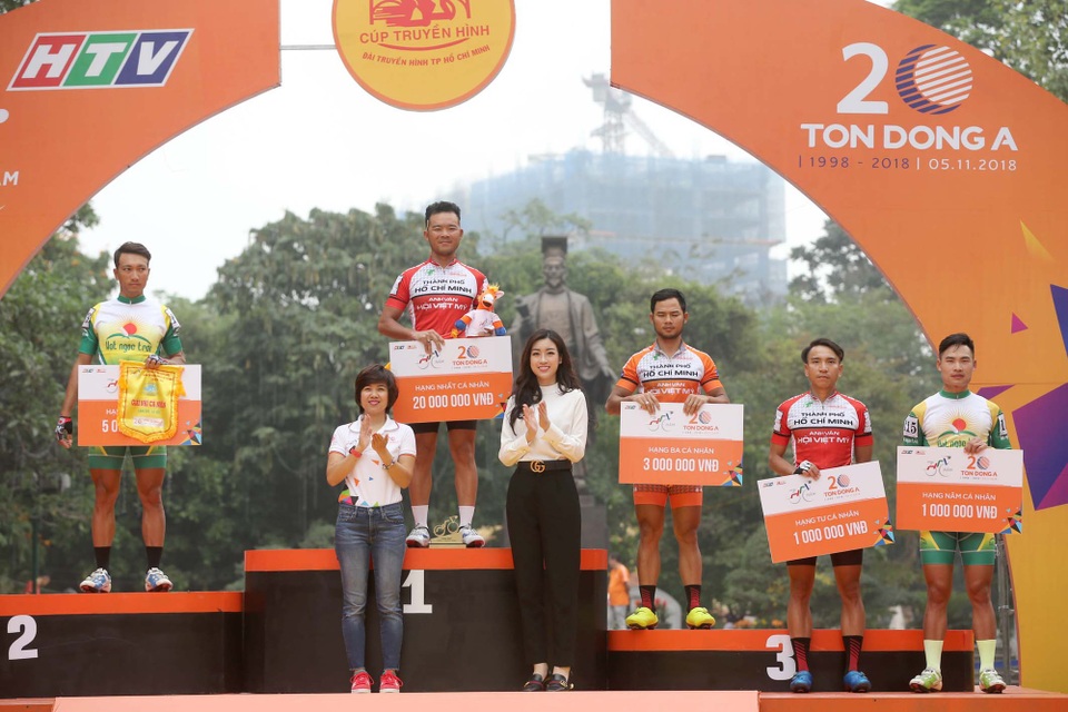 Huỳnh Thanh Tùng cùng đội Quân khu 7 thắng lớn ở chặng 4 giải xe đạp xuyên Việt 2018 - 2 Huỳnh Thanh Tùng (Quân khu 7) tạm giữ cả áo vàng lẫn áo xanh của giải