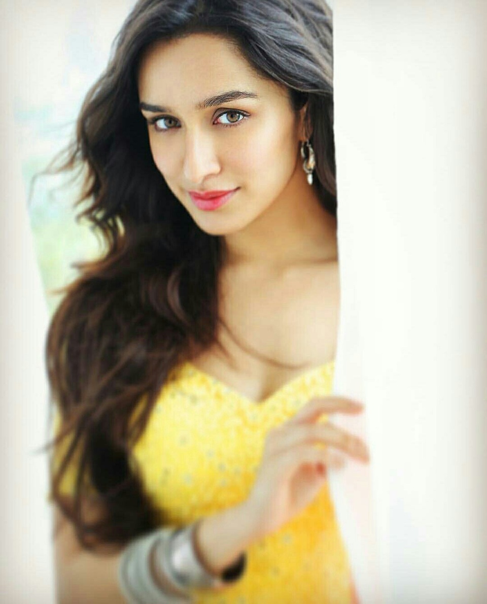 Vẻ đẹp hút hồn của minh tinh Ấn Độ Shraddha Kapoor - 12
Shraddha Kapoor không chỉ đóng phim mà còn thành công khi lấn sân ca hát