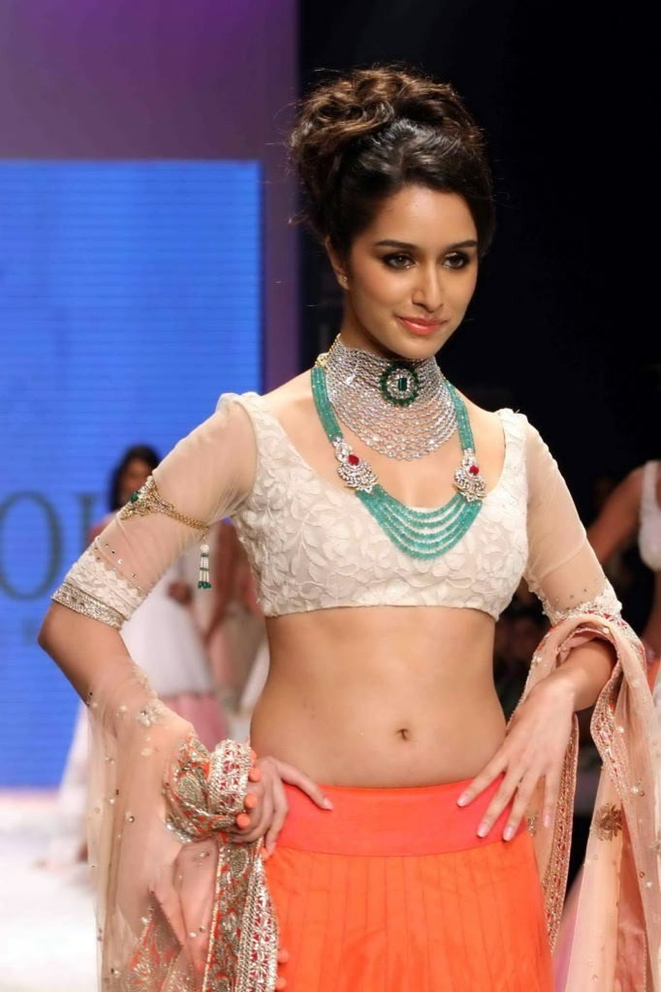 Vẻ đẹp hút hồn của minh tinh Ấn Độ Shraddha Kapoor - 13
Cô cũng ra mắt dòng sản phẩm thời trang mang thương hiệu của mình và bán rất chạy
