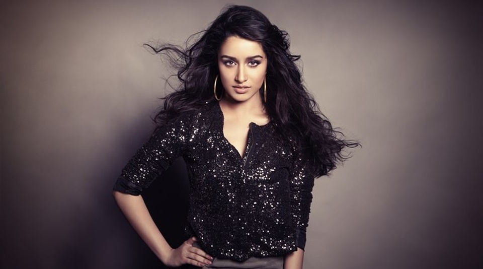 Vẻ đẹp hút hồn của minh tinh Ấn Độ Shraddha Kapoor - 16
Shraddha Kapoor rất kín đáo về chuyện đời tư, cô từng bị đồn đại là hẹn hò với đồng nghiệp Farhan Akhtar nhưng sau đó phủ nhận thông tin này