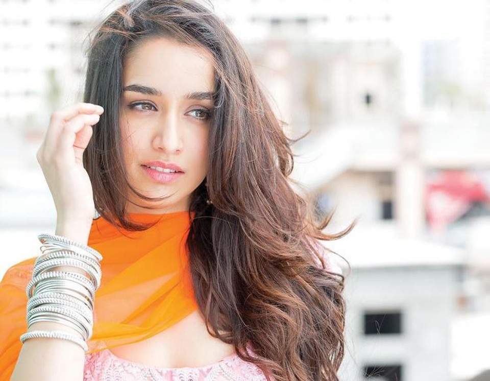 Vẻ đẹp hút hồn của minh tinh Ấn Độ Shraddha Kapoor - 6
Cô cũng trẻ hơn nhiều so với tuổi 31 của mình