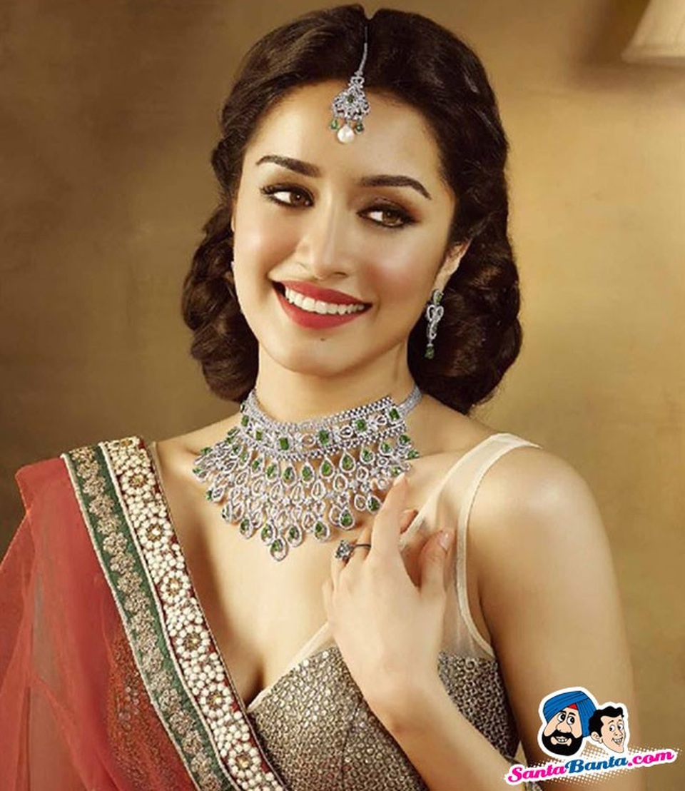 Vẻ đẹp hút hồn của minh tinh Ấn Độ Shraddha Kapoor - 7
Shraddha Kapoor thuộc Top những nữ diễn viên được trả cát sê cao nhất Bollywood. Cô nhận khoảng gần 800 nghìn USD cho 1 phim mà cô đảm nhiệm vai chính