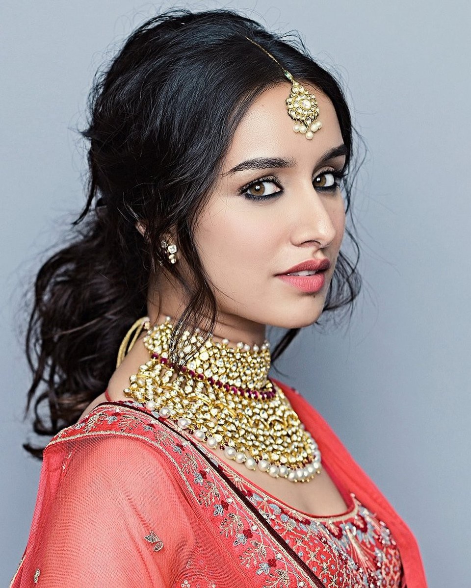Vẻ đẹp hút hồn của minh tinh Ấn Độ Shraddha Kapoor - 8
Thu nhập của cô trong năm 2016 ước chừng 1,3 triệu USD