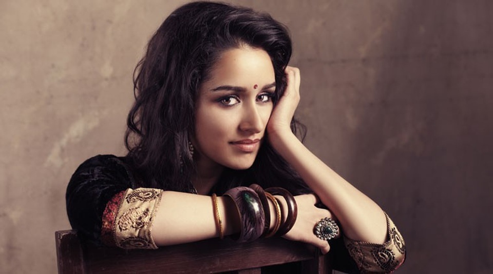 Vẻ đẹp hút hồn của minh tinh Ấn Độ Shraddha Kapoor - 20
Kapoor cũng được nhắc tới nhiều vì rất tích cực tham gia vào các hoạt động từ thiện lớn nhỏ tại quê hương.