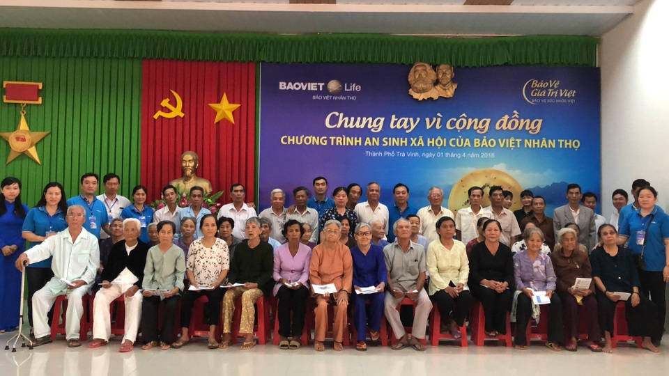 
Bảo Việt Nhân Thọ tặng quà cho các gia đình chính sách và có công với cách mạng.
