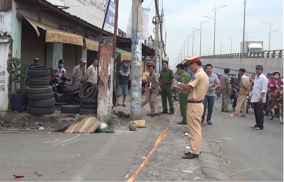 Người đàn ông chết bất thường bên chiếc xe máy - 1 Lực lượng chức năng khám nghiệm hiện trường
