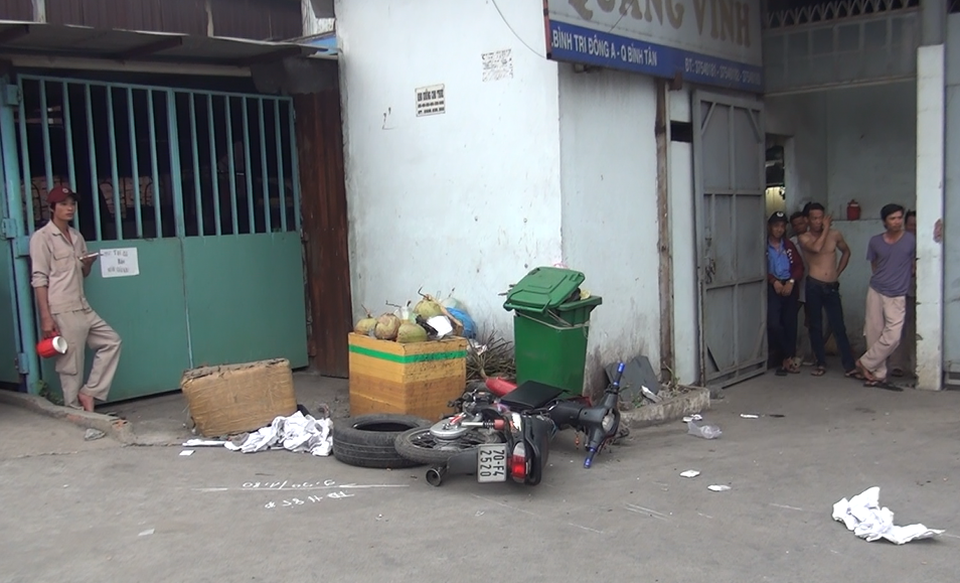 Người đàn ông chết bất thường bên chiếc xe máy - 2 Chiếc xe máy bể nát nằm cạnh thi thể nạn nhân chừng 3 mét