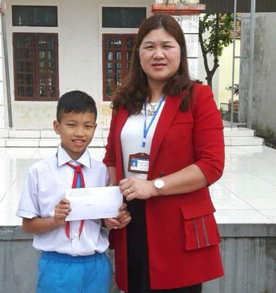 Cậu học trò nghèo trả lại 24,5 triệu đồng cho người đánh rơi - 1
Nhặt được số tiền lớn, em Hiếu đã tìm trả cho người đánh rơi và vừa được nhà trường tuyên dương.