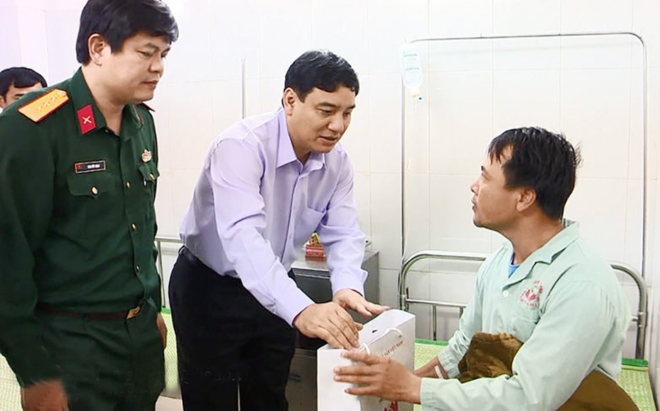 Mìn phát nổ trong lúc tìm kiếm hài cốt liệt sĩ, một Trung úy bị thương - 1
Bí thư Tỉnh ủy Nguyễn Đắc Vinh đến bệnh viện thăm hỏi tình hình sức khỏe, động viên Trung úy Nguyễn Khắc Âu.