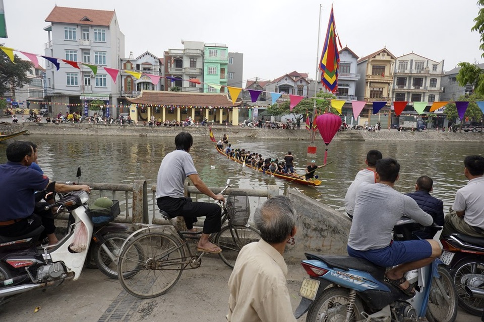 Trai làng Hà Nội căng mình luyện đua thuyền trên sông - 1
Việc tập dượt đã bắt đầu từ 2 ngày nay, 3 thôn của làng Đăm (Từ Liêm, Hà Nội) tuyển chọn ra 6 đội chèo trên 6 thuyền thoi sơn đỏ.
