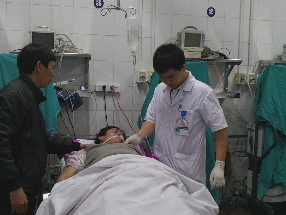 Rà soát, tính lại giá 40 dịch vụ y tế trong tháng 5 - 1 40 dịch vụ y tế sẽ được điều chỉnh giá tăng hoặc giảm, giữ nguyên trong tháng 5 tới. Ảnh minh họa: Cấp cứu bệnh nhân TNGT tại BV Việt Đức. Ảnh: H.Hải