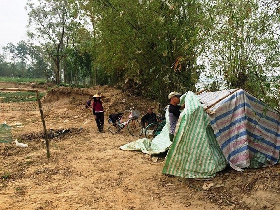 Dân dựng chòi canh cát tặc - 1 Người dân lập chòi canh giữ cát tặc.