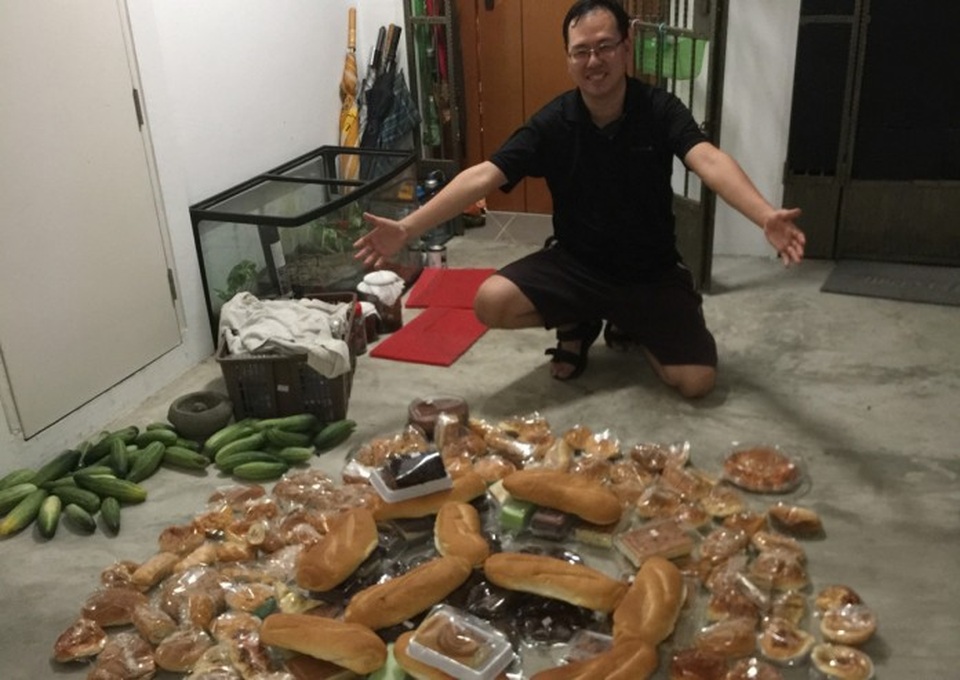 Daniel với một góc đồ ăn mà anh nhặt trong thùng rác và được hàng xóm cho. (Nguồn: Freegan in Singapore)