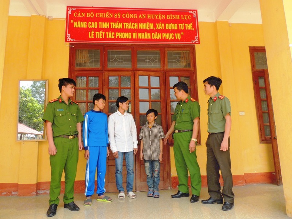 Công an giúp 2 anh em ruột đi lạc đoàn tụ với gia đình - 1 2 anh em đi lạc được gia đình đến đón tại trụ sở Công an huyện Bình Lục (ảnh: Công an Hà Nam)