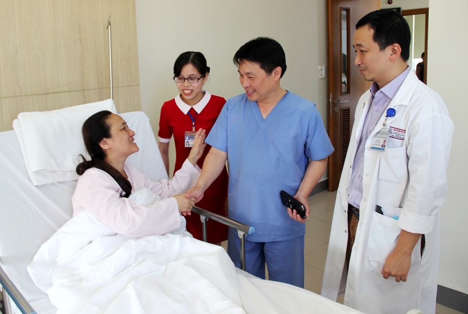 Cứu sống du khách bị xuất huyết não nguy kịch - 1 Nữ bệnh nhân người Trung Quốc - Tống Chí Anh cảm ơn TS.BS. Tôn Thất Trí Dũng, Phó Trưởng Khoa Nội - Đột quỵ