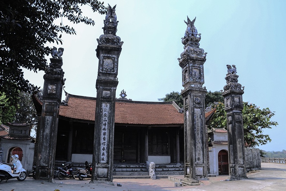 Kiến trúc "nội công ngoại quốc" của ngôi đình cổ nhất Việt Nam - 2
Đình Chèm có niên đại cách đây hơn 2.000 năm, thờ đức Thánh làng Chèm, tức Lý Thân (còn gọi là Lý Ông Trọng hay Đức Thánh Chèm). Đình nằm ngay cạnh Sông Hồng, bên bến phà Chèm.