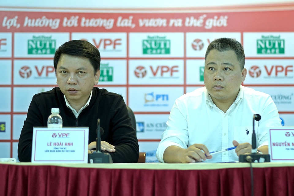 VFF lên tiếng về sự cố trọng tài đột tử ở giải hạng Nhất - 1
Tổng thư ký VFF Lê Hoài Anh (trái) - Ảnh: Gia Hưng