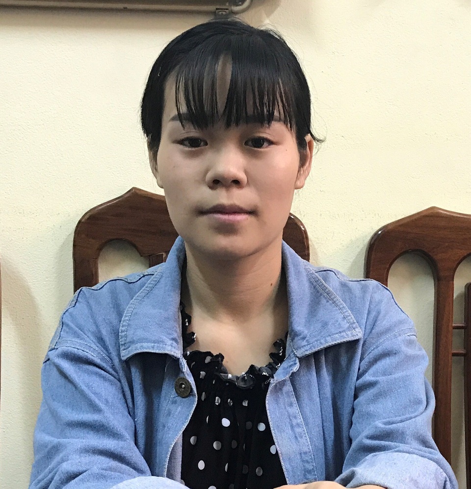 Nữ quái Trần Lệ Thanh (cầm đầu đường dây mua bán người sang Trung Quốc) tại cơ quan công an