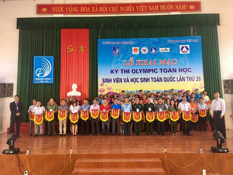 Hơn 1.000 thí sinh tranh tài tại kỳ thi Olympic Toán học Sinh viên và Học sinh toàn quốc - 2 Ban tổ chức trao cờ lưu niệm cho các đoàn về dự thi