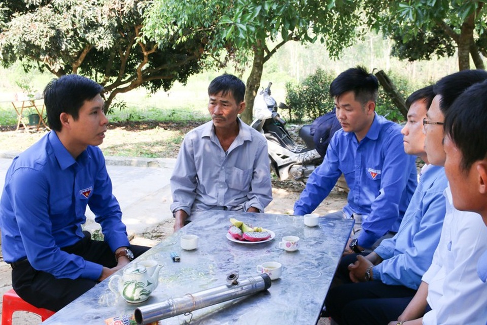 Thăm hỏi, trao quà động viên gia đình 3 cháu bé bị đuối nước - 1 Tỉnh đoàn Thanh Hóa thăm hỏi, động viên, chia sẻ với gia đình các cháu bé bị đuối nước thương tâm