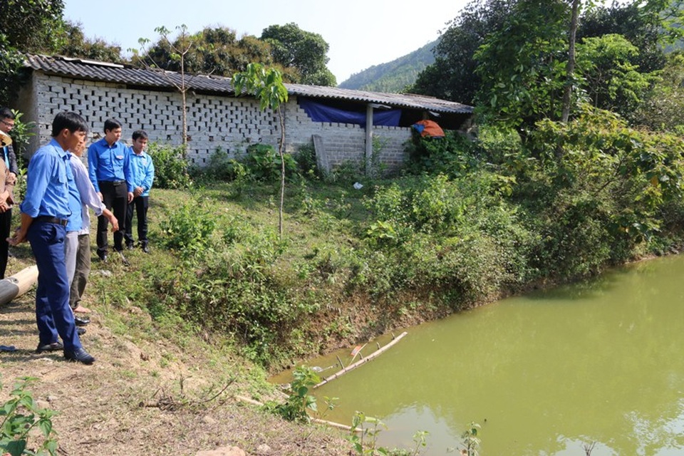 Thăm hỏi, trao quà động viên gia đình 3 cháu bé bị đuối nước - 2 Tỉnh đoàn Thanh Hóa cũng đã đề nghị Đoàn thanh niên huyện Tĩnh Gia đẩy mạnh công tác tuyên truyền, tổ chức các hoạt động giáo dục kỹ năng phòng chống đuối nước cho các em thiếu nhi