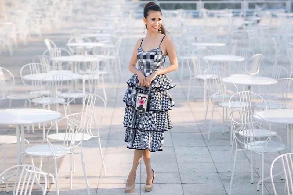 Á hậu Liên Phương hóa quý cô sành điệu đón ngày mới - 1