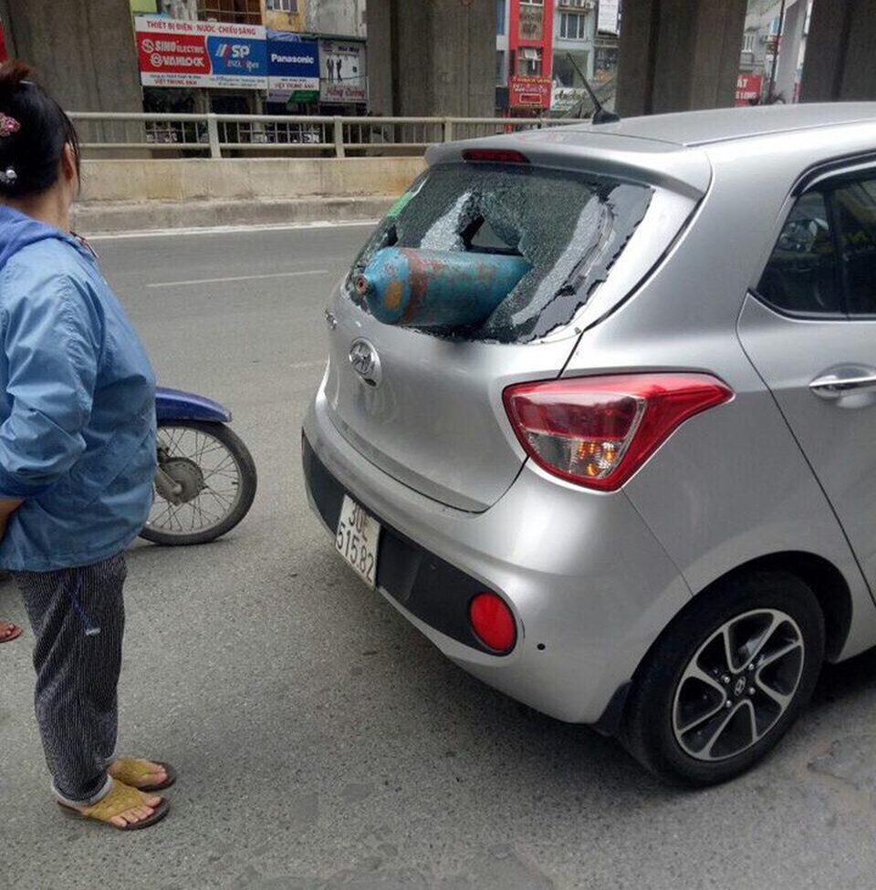 Hà Nội: Bình ôxy "từ trên trời rơi xuống" xuyên thủng ô tô - 1
Hình ảnh chiếc xe ô tô bị bình ôxy công nghiệp đâm vỡ toác kính sau. (Ảnh: Người dân cung cấp).