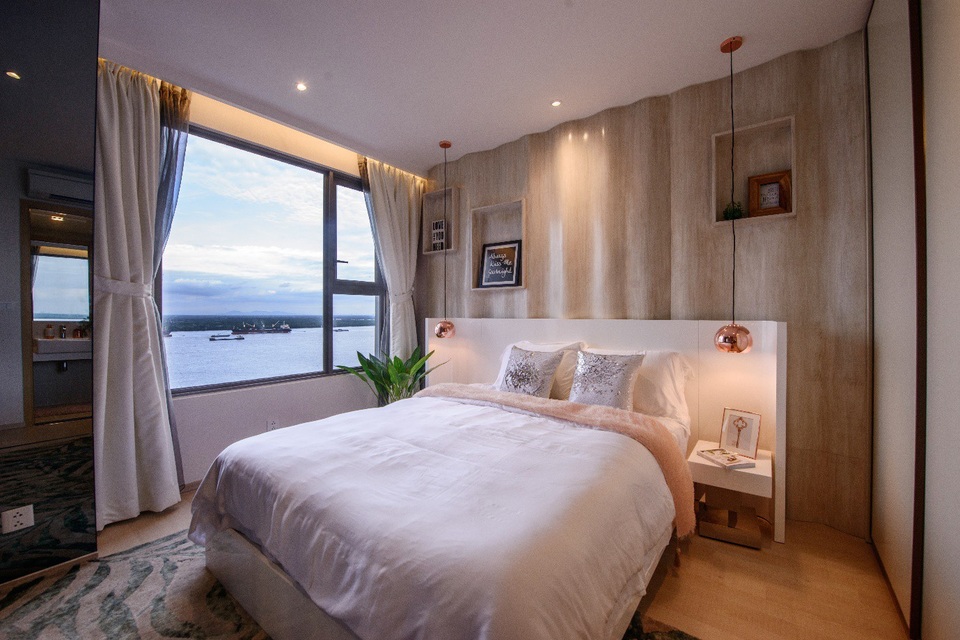 Căn hộ trung - cao cấp: Gay cấn cuộc đua về "chất" - 3
Ngay trên giường, chủ nhân đã dễ dàng chiêm ngưỡng view sông tại căn hộ Riverside