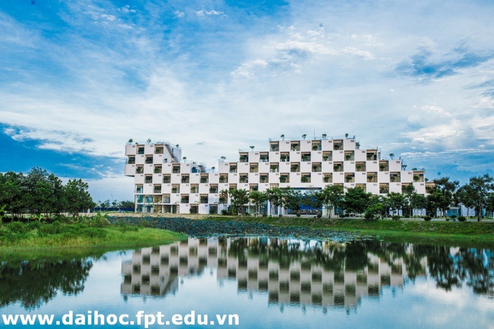 Đại học FPT mở rộng đối tượng miễn thi - 16 Tòa nhà Hiệu bộ hình con rồng do KTS Võ Trọng Nghĩa thiết kế là hình ảnh quen thuộc về ĐH FPT trong mắt phụ huynh, học sinh.