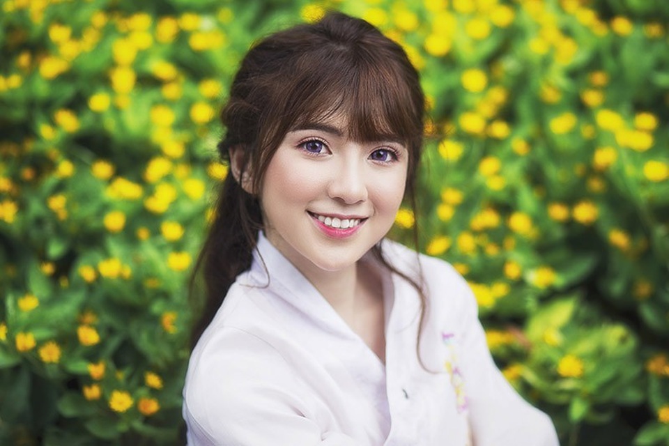 Thiếu nữ Sài thành sở hữu nét đẹp tựa búp bê - 8 Bộ ảnh chào đón tháng Tư được chụp ở chính thành phố cô sinh sống, những khoảnh khắc nhẹ nhàng nhưng có sức hấp dẫn lạ kỳ thế này nhận được nhiều lời khen ngợi từ mọi người.