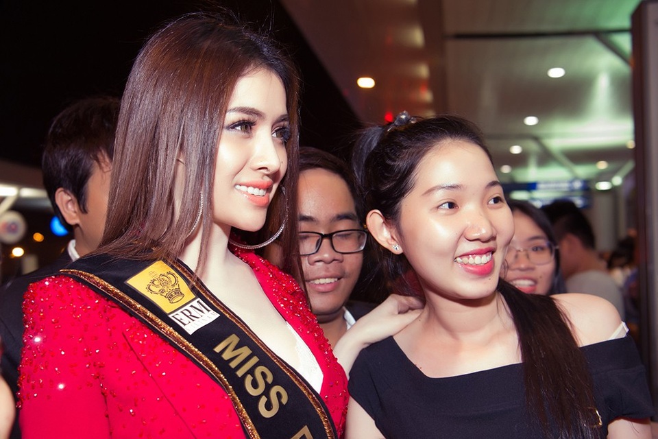 Thư Dung chính thức lên đường dự thi Miss Eco International 2018 - 4 Mặc dù tới sát giờ bay thế nhưng Thư Dung vẫn nán lại ít phút để chụp hình và gửi lời cảm ơn những người hâm mộ đã không ngại đường xa ra tiễn cô.